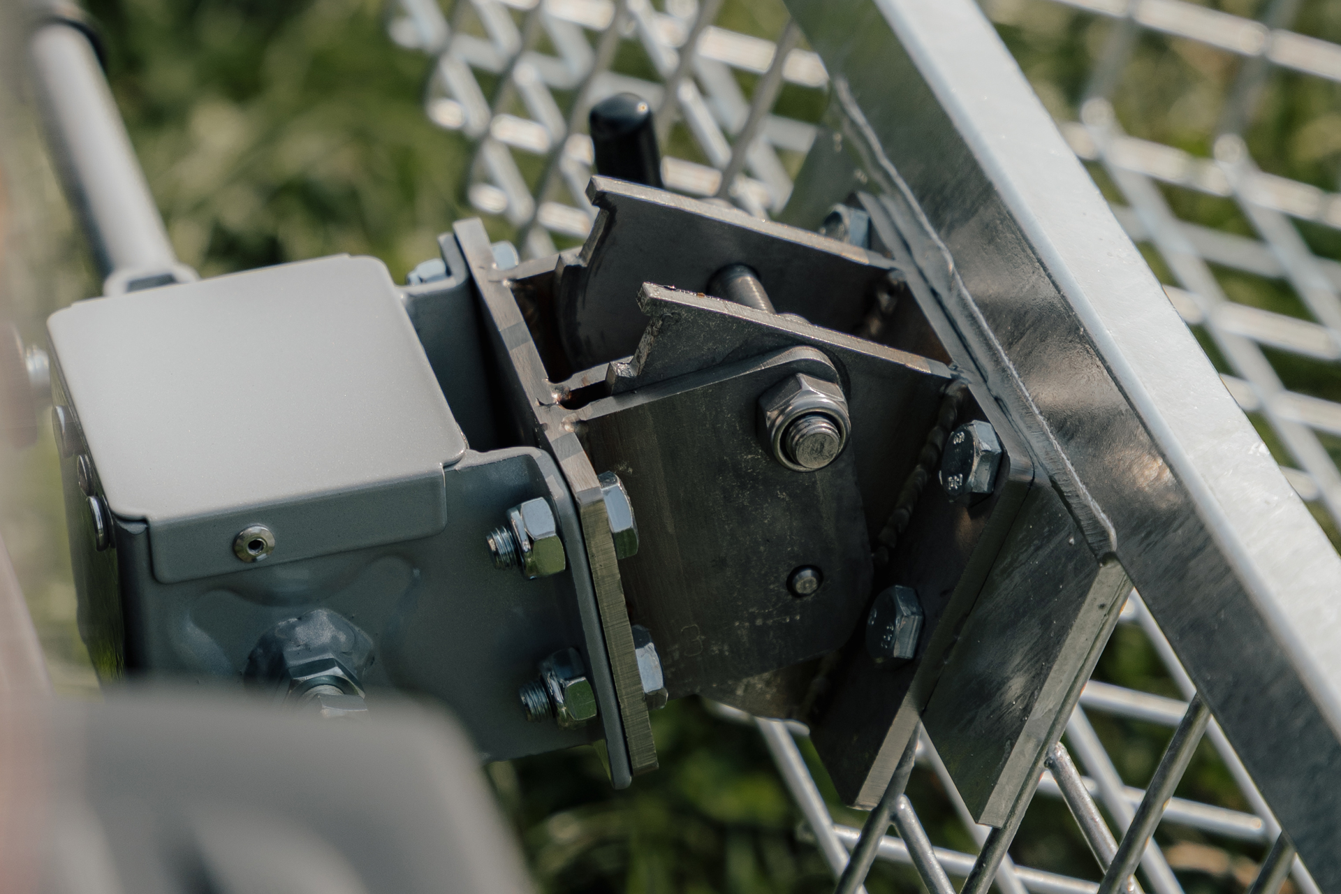 Hochklappbare Absenkvorrichtung aus Edelstahl