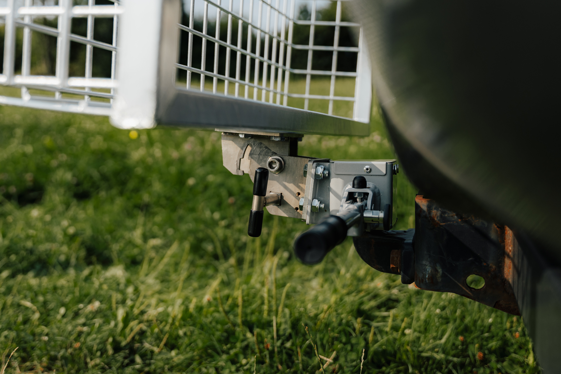 Hochklappbare Absenkvorrichtung aus Edelstahl