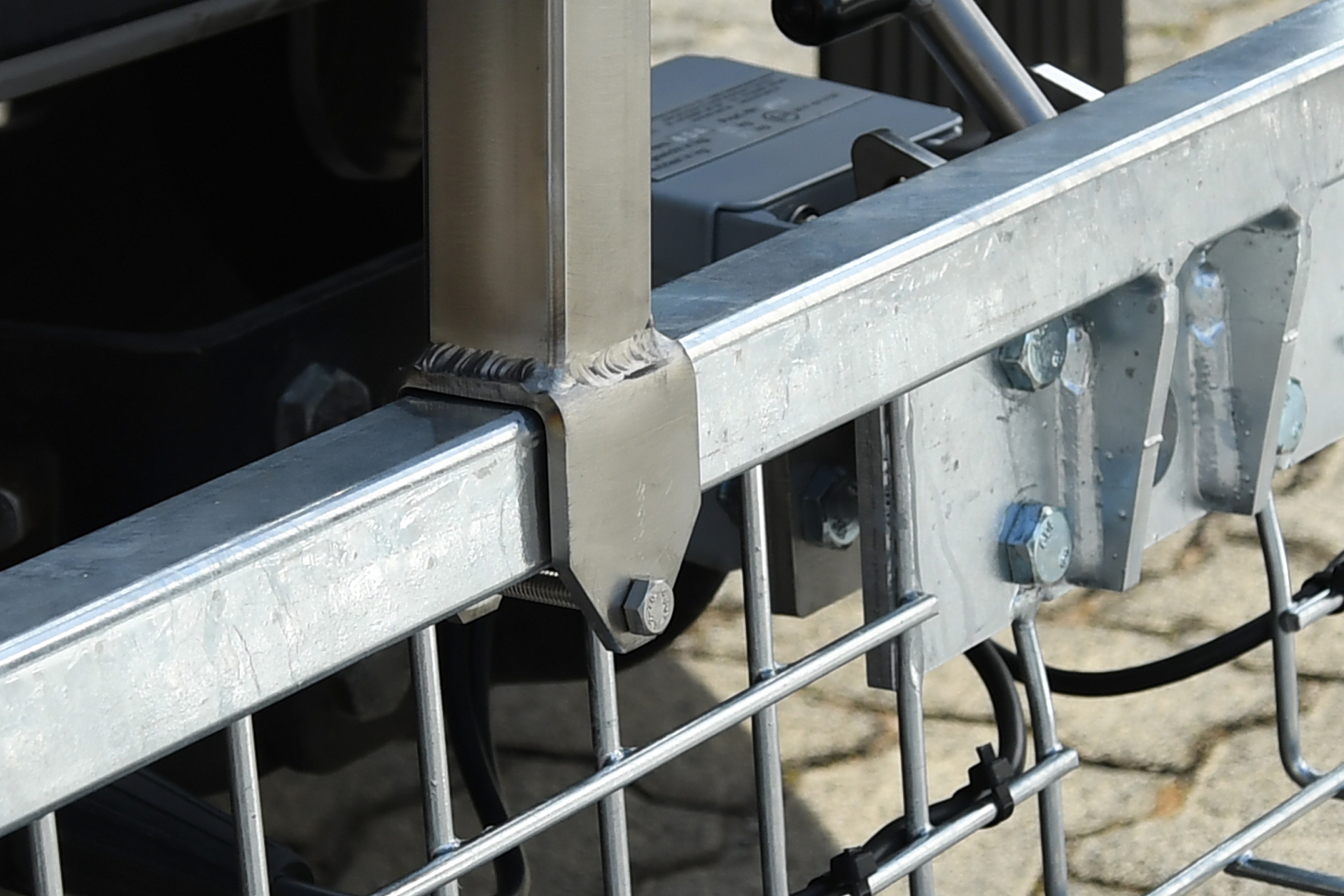 Rohrbügel zur Ladungssicherung aus Edelstahl