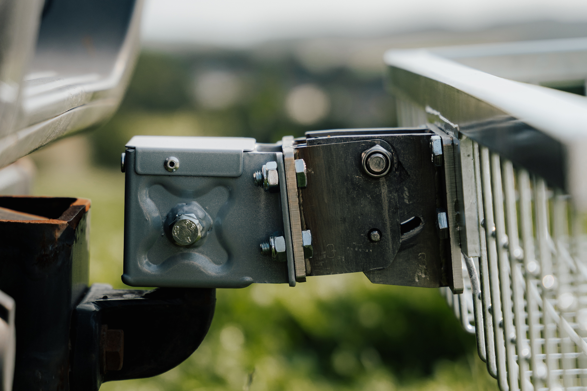 Hochklappbare Absenkvorrichtung aus Edelstahl