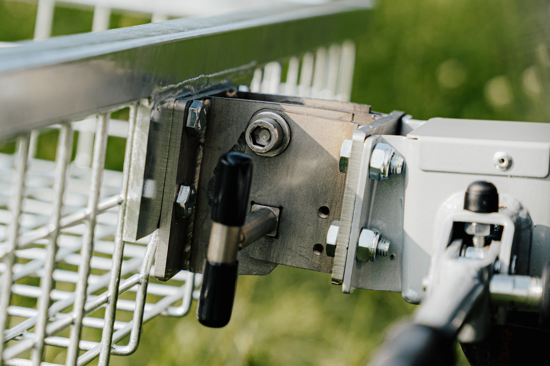 Hochklappbare Absenkvorrichtung aus Edelstahl