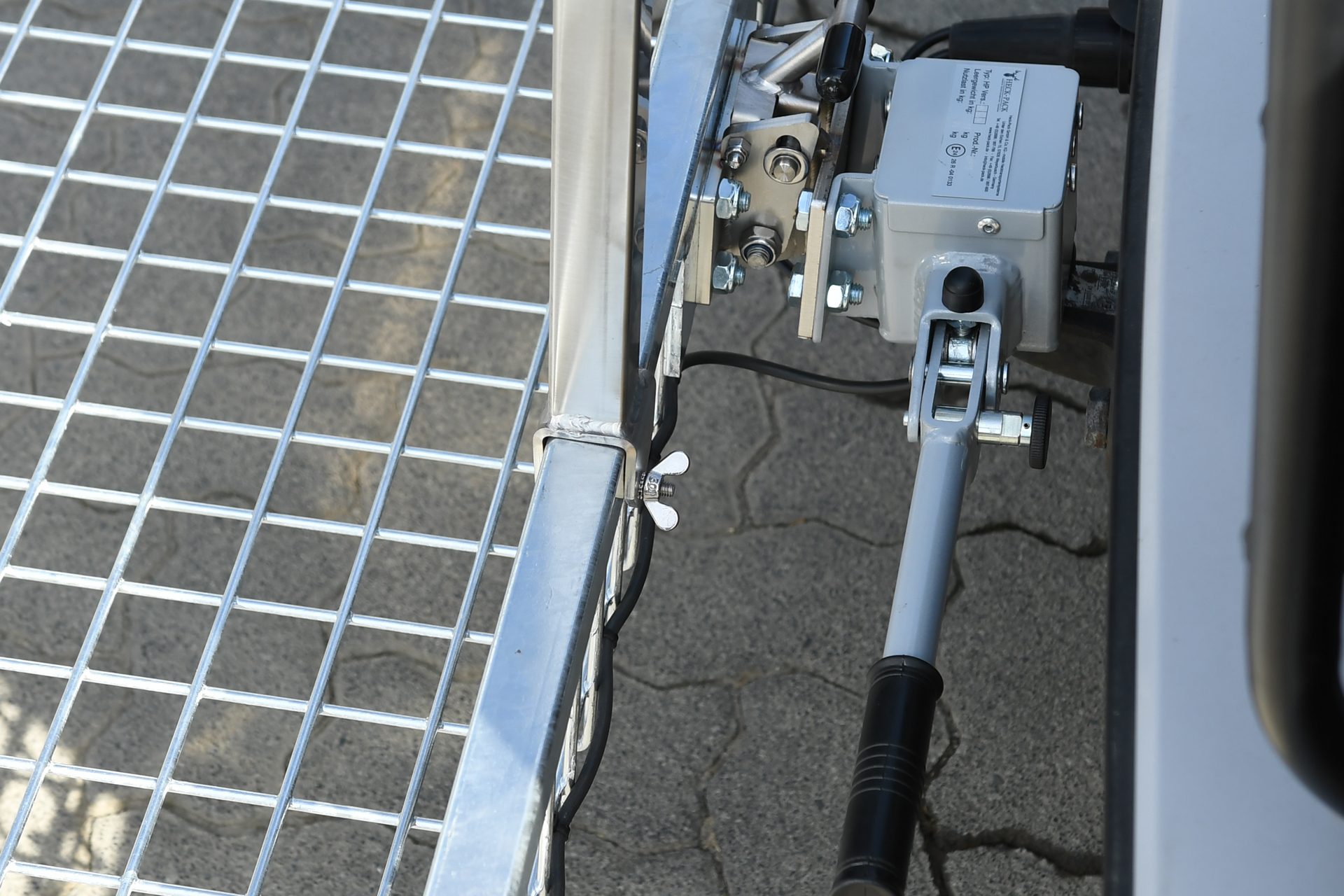 Rohrbügel zur Ladungssicherung aus Edelstahl