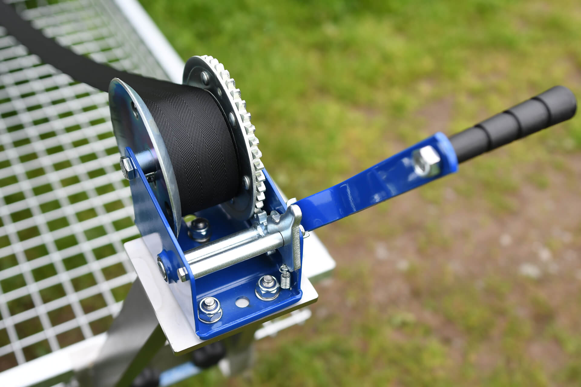 Aufsteckbare Halterung aus Edelstahl 1.4301 incl. Handseilwinde für 125mm HP